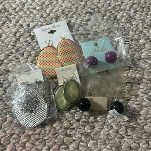 5 pairs of earrings of different design and color